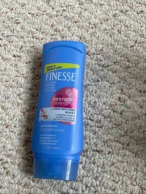 Finesse Restore + Strengthen Moisturizing Conditioner - Blue.  Brand new